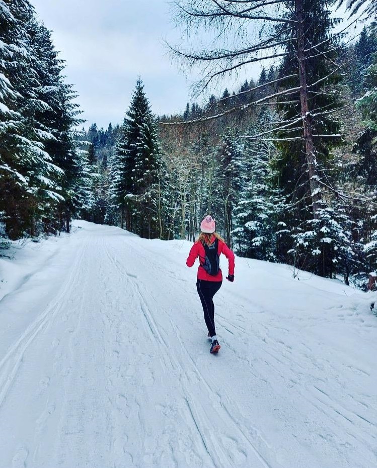Anna Kapica läuft im Schnee